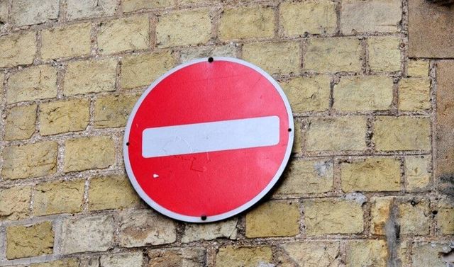 Señales viales sin poste: Lo que debes saber antes de instalar