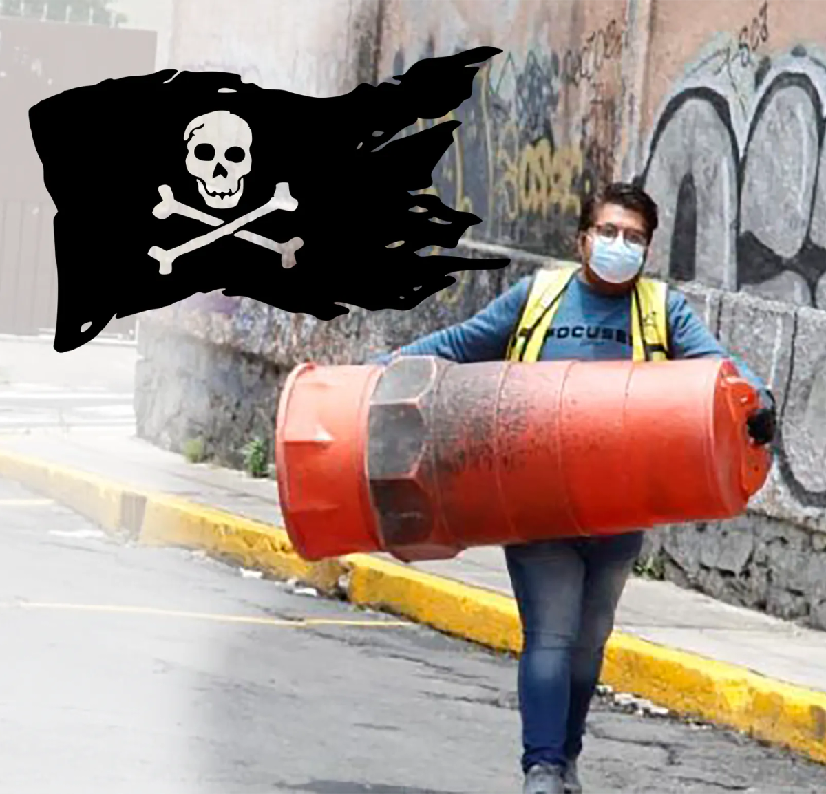 Persona con chaleco amarillo carga un trafitambo naranja sucio y desgastado junto a una bandera pirata dibujada