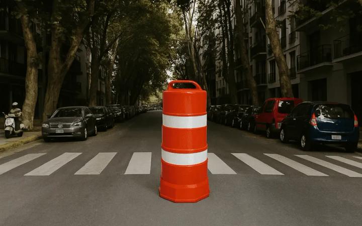 Trafitambo Shark naranja con dos bandas reflejantes blancas sobre un paso de cebra en una calle arbolada