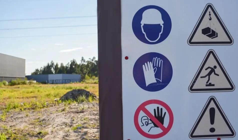 Señales de protección civil en un entorno industrial