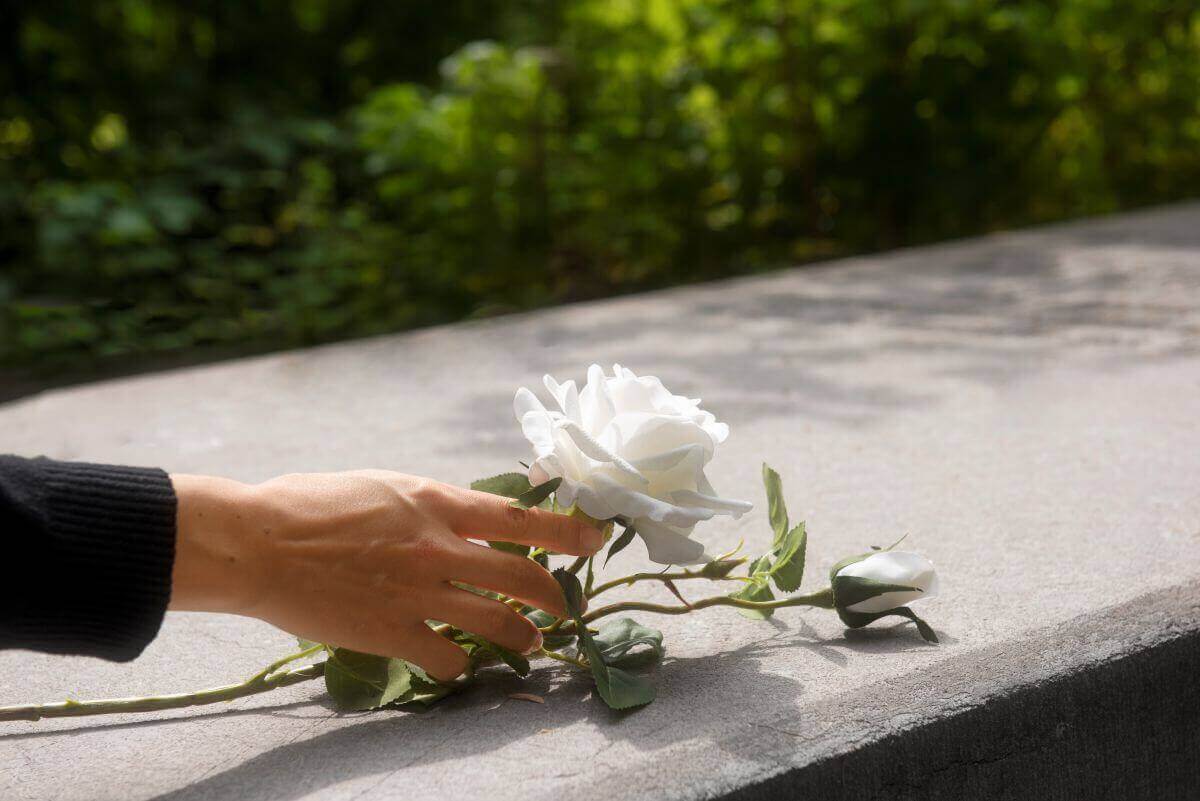 flores blancas en una lapida