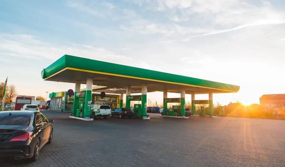 Qué señalamientos debe tener una estación de servicio