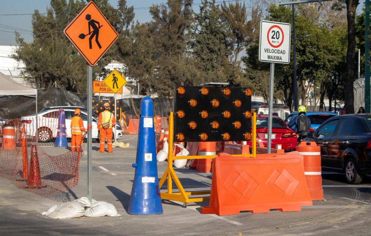 Barrera Ray naranja en una obra de la CDMX junto a un flechero luminoso, conos y trafitambos