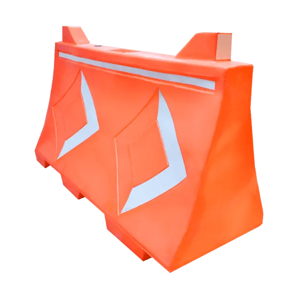Barrera vial de plástico naranja con flechas y franja reflejante blancas sobre fondo negro