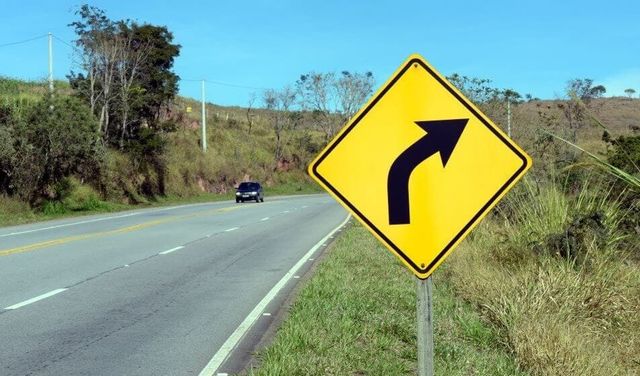¿A qué ángulo se instalan las señales viales?