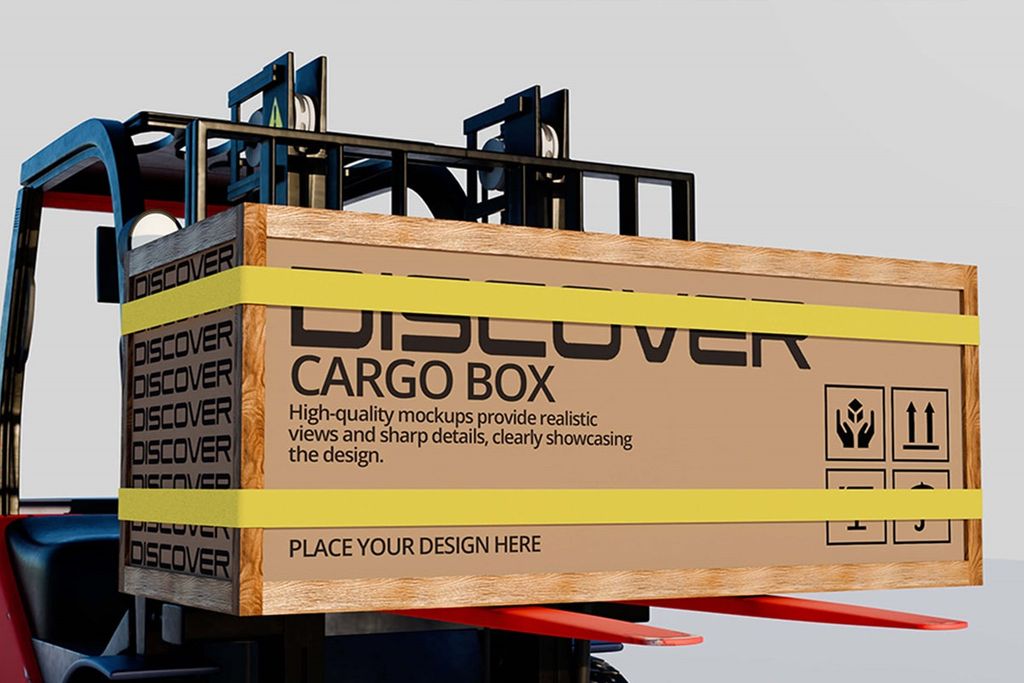 Montacargas levanta una caja de madera sujeta con dos flejes amarillos y símbolos de manejo impresos