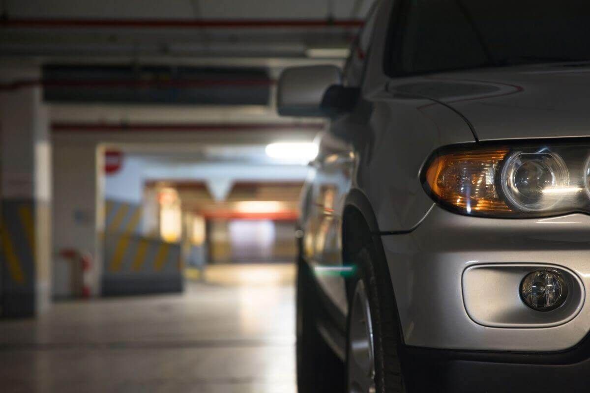 Medidas de una cochera para un auto con el espacio para abrir la puerta y dos topes corto