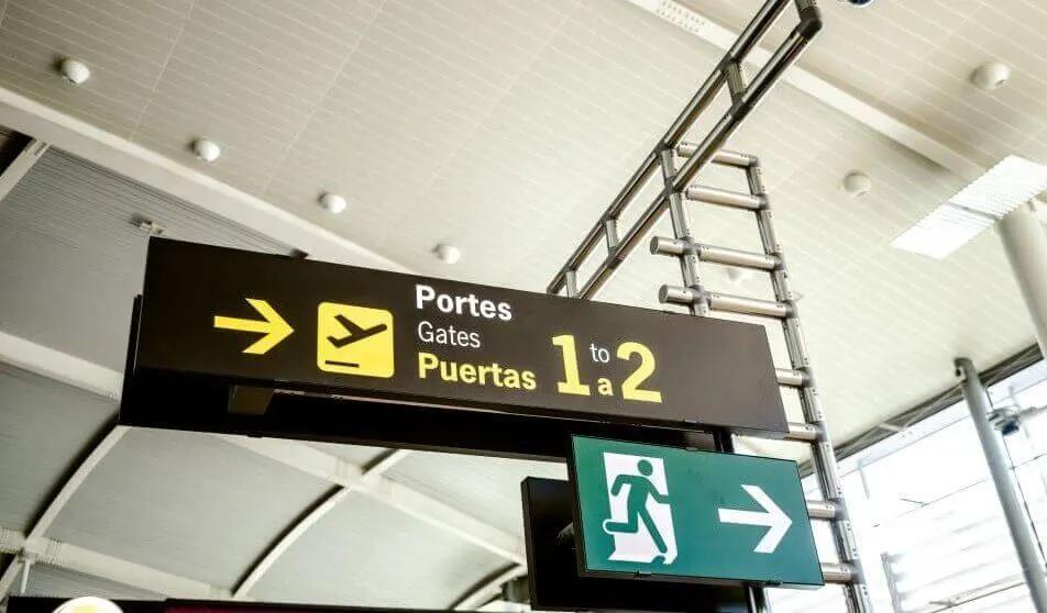 Señalización de protección civil en un aeropuerto