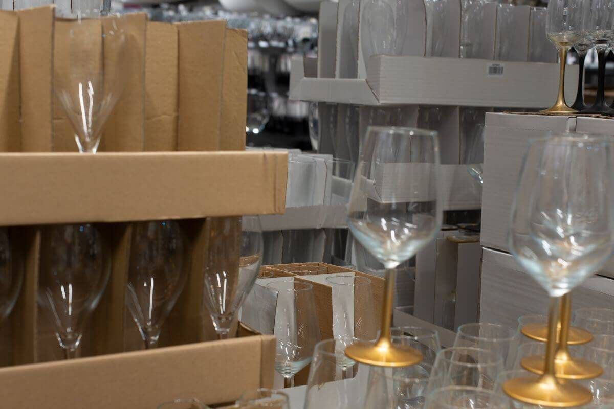 Copas de vidrio acomodadas en cajas de cartón con separadores en un almacén
