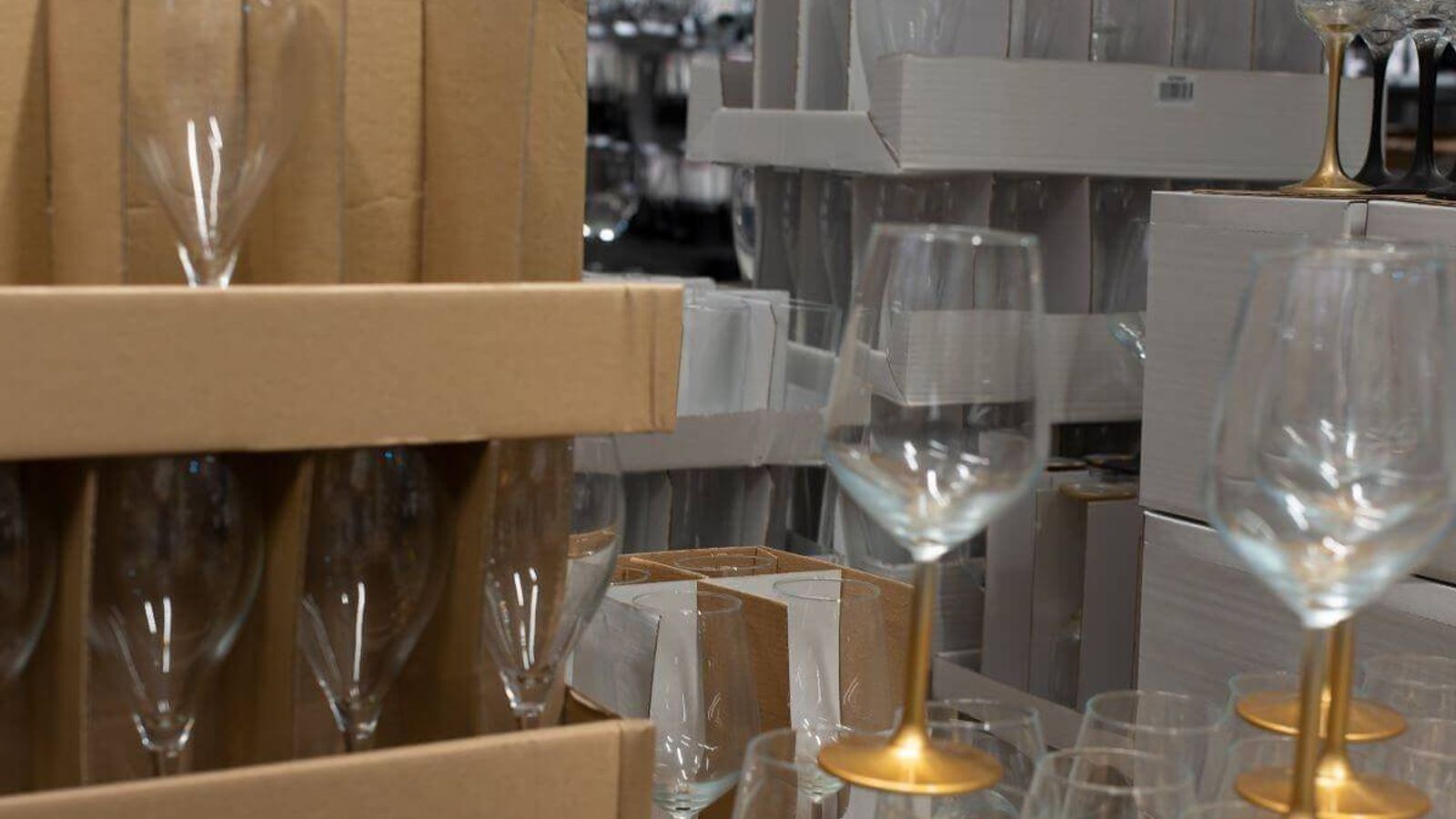 Copas de vidrio acomodadas en cajas de cartón con separadores en un almacén