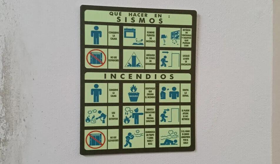 Señalización de qué hacer en caso de sismo