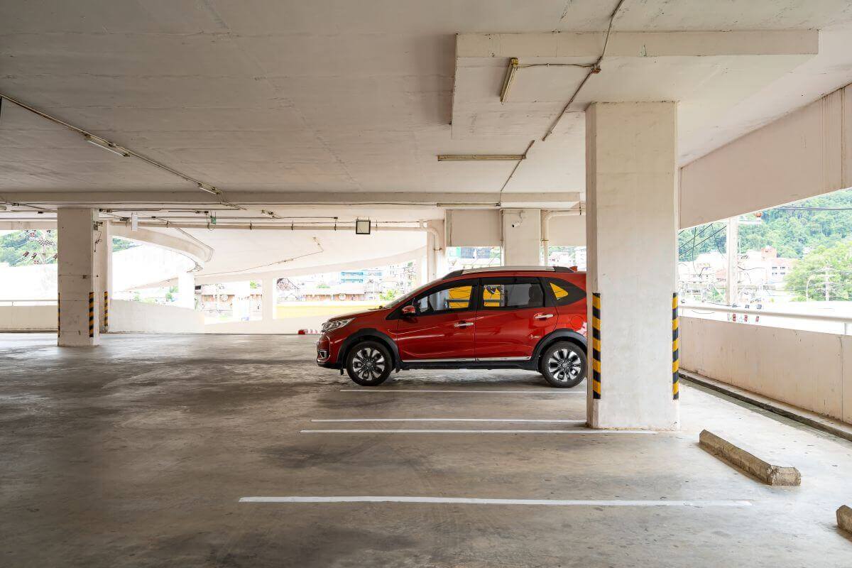 Estacionamiento con topes a los costados y cajones delimitados