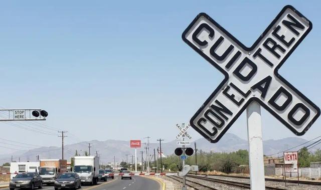 ¿Cómo debe ser la señalización vial en cruces de tren en México?
