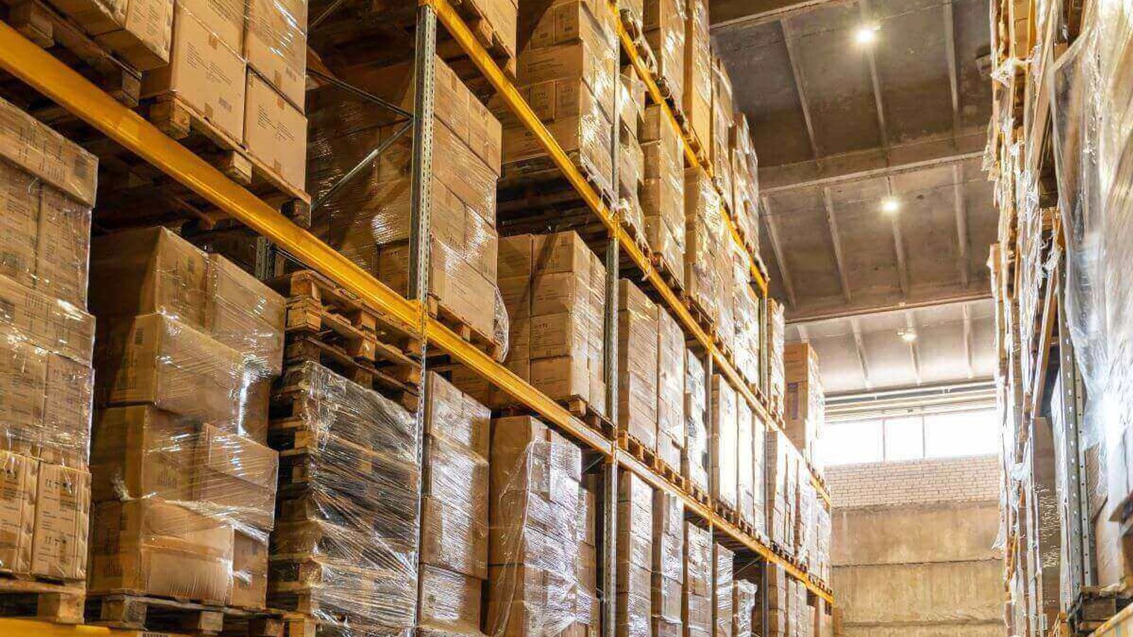 Racks de almacén con tarimas de cajas de cartón emplayadas con stretch film