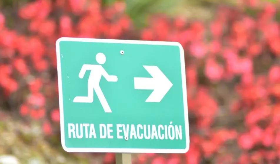 Señales de protección civil ruta de evacuación