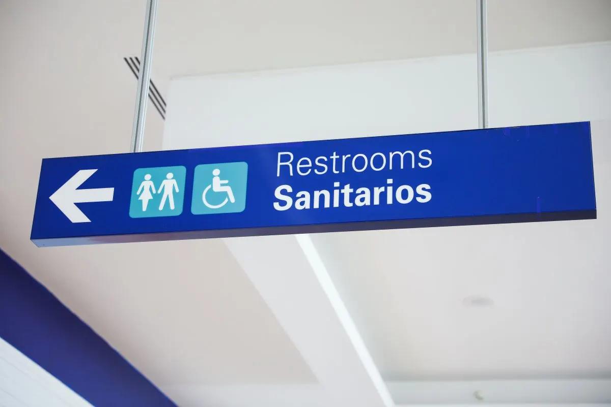 Señalética y señalización lado a lado