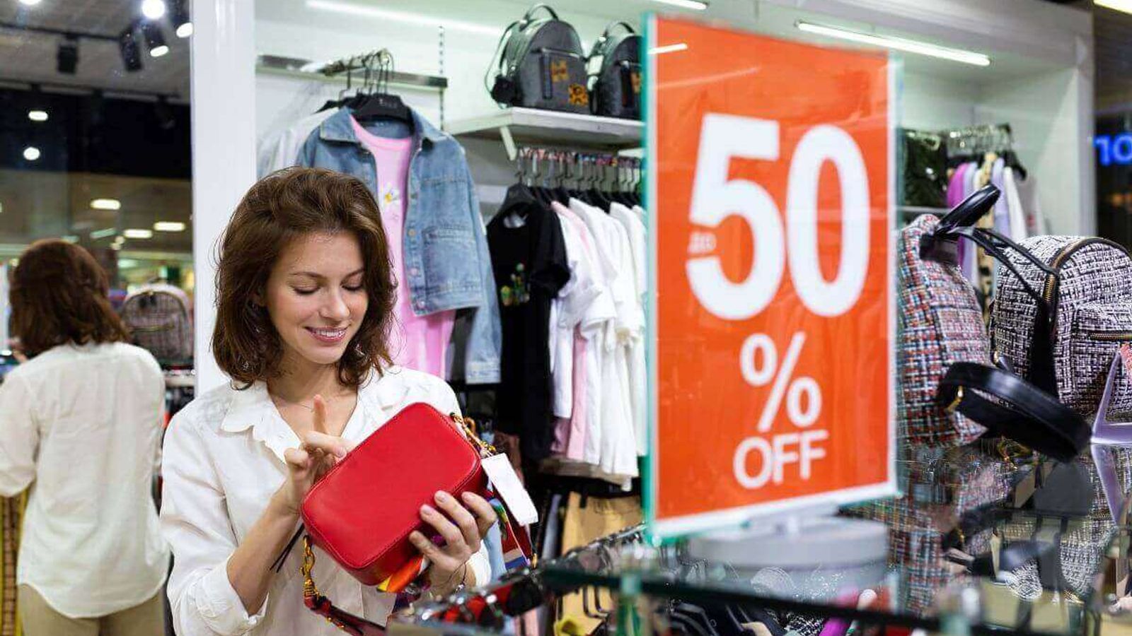 mujer sosteniendo un bolso en oferta