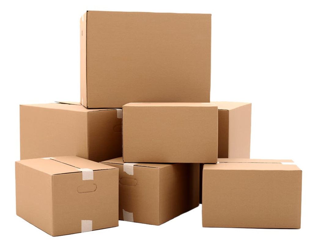 Seis cajas de cartón cerradas apiladas sobre fondo blanco