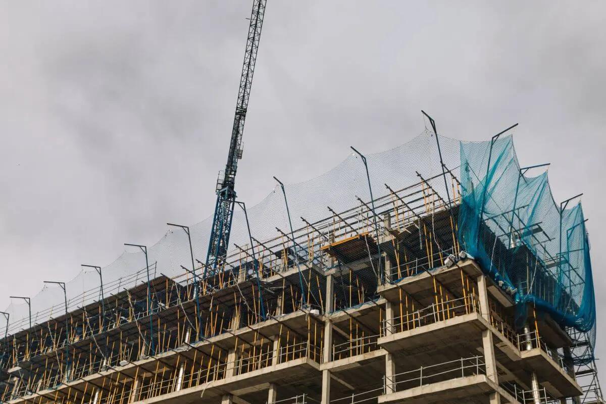 Señalización de protección civil en una obra en construcción