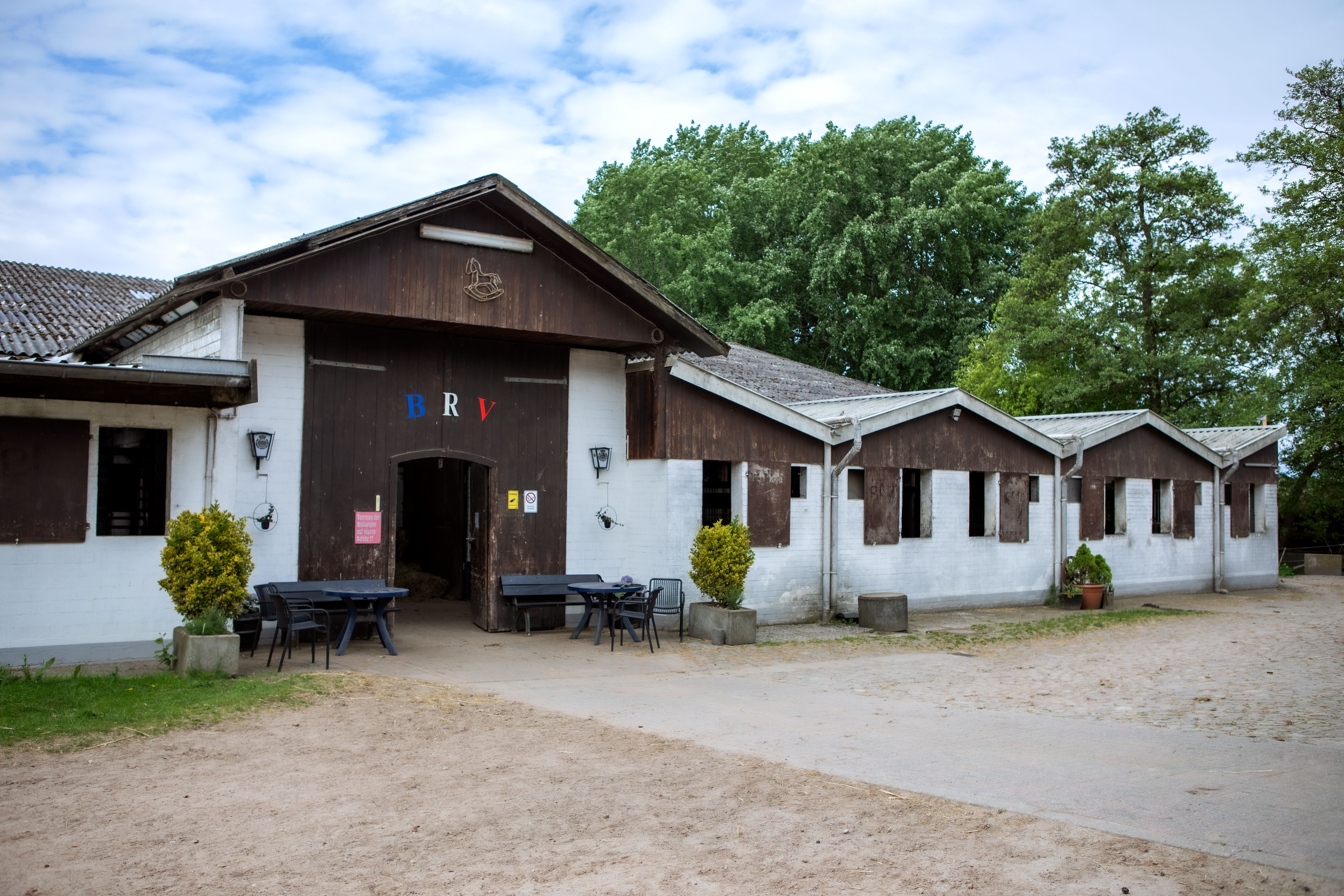 Stall und Halleneingang 