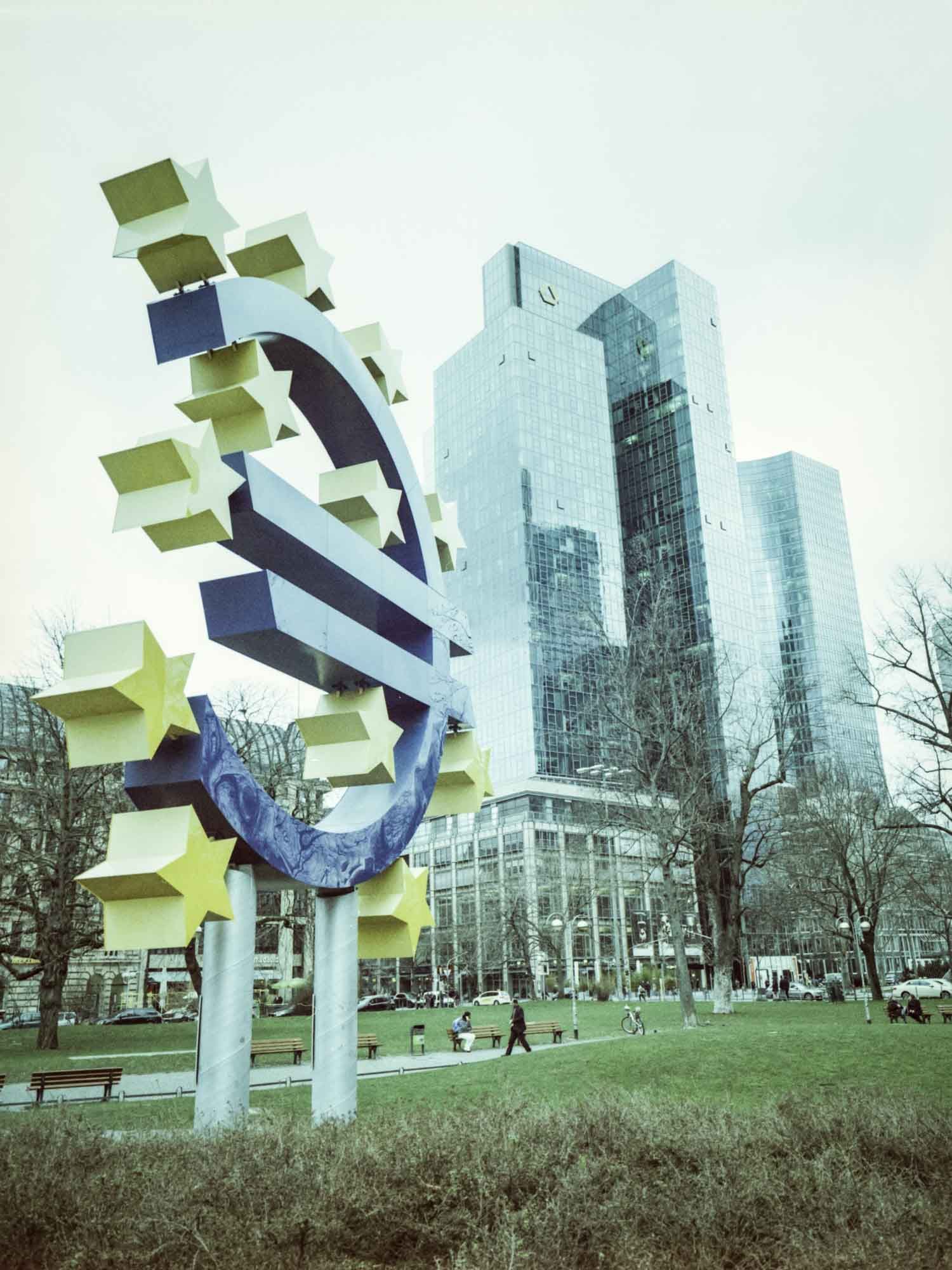 Die Euro-Skulptur vor Hochhäusern.