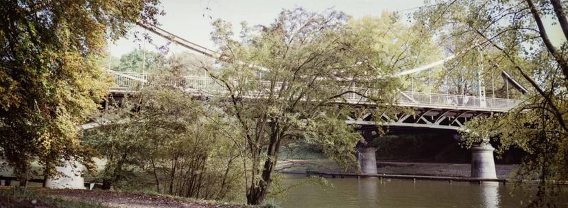 Bridge in autumnal scenery Brücke in herbstlicher Ansicht.