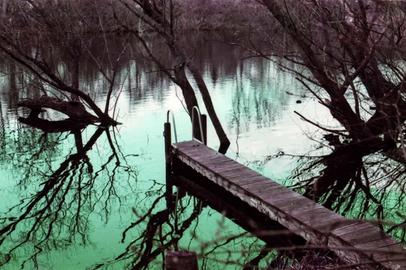 Steg zum Fluss. Steg in den Flusslauf führend.