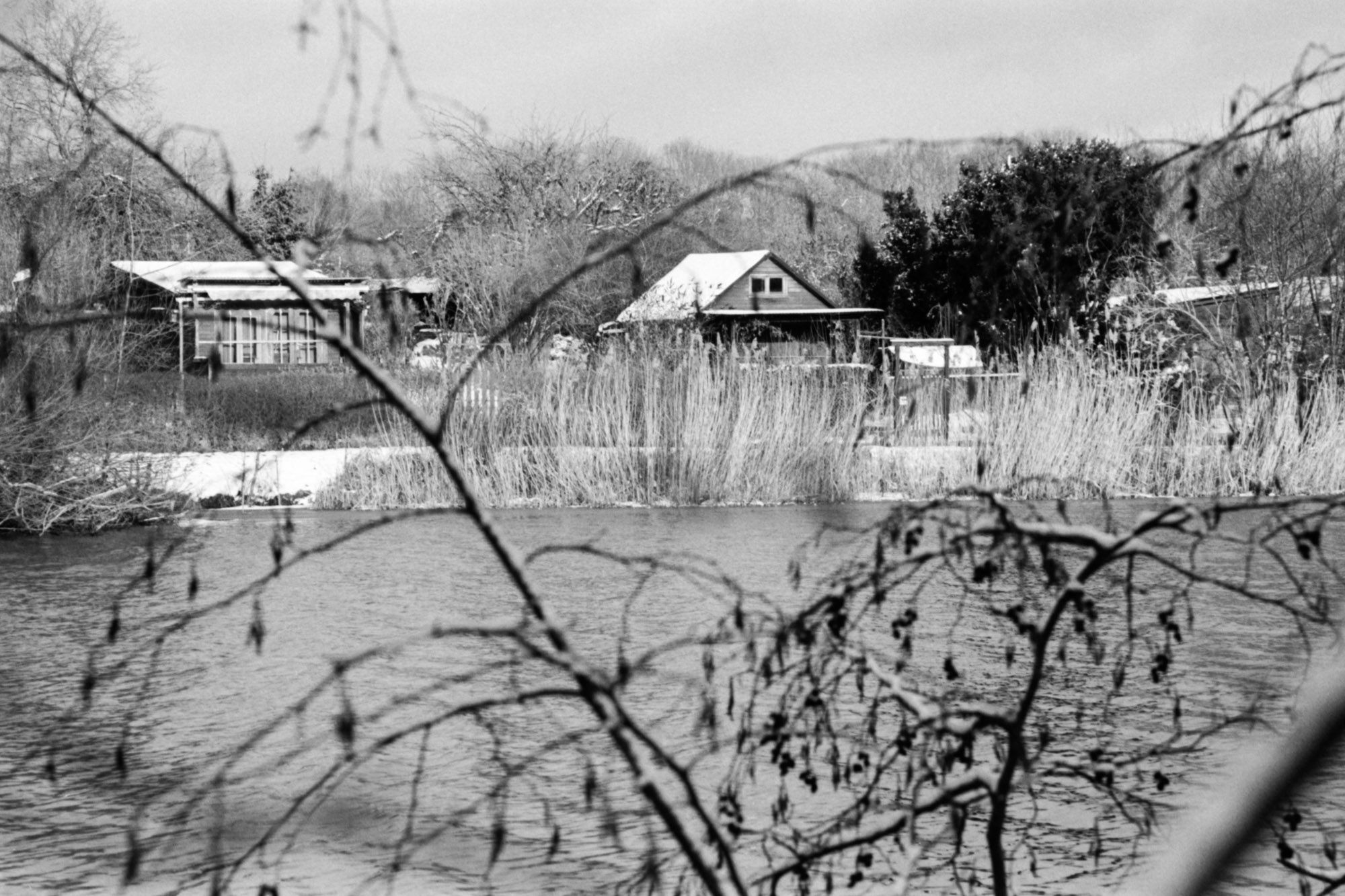 Verschneite Landschaft am Wasser.