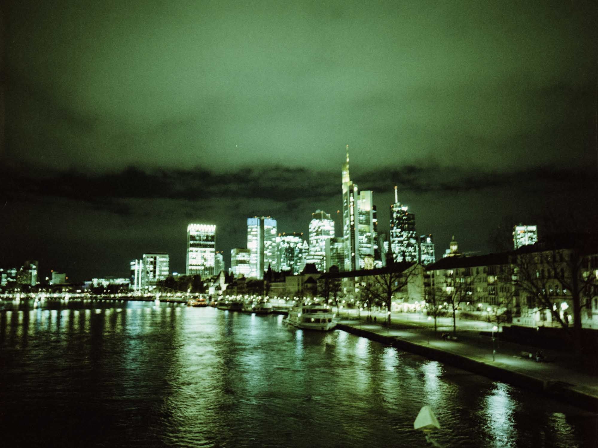 Frankfurts Skyline bei Nacht.