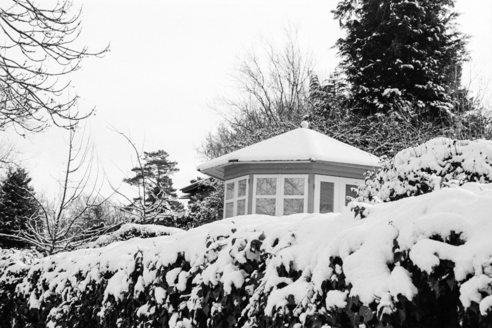 Schneebedecktes Hausdach.