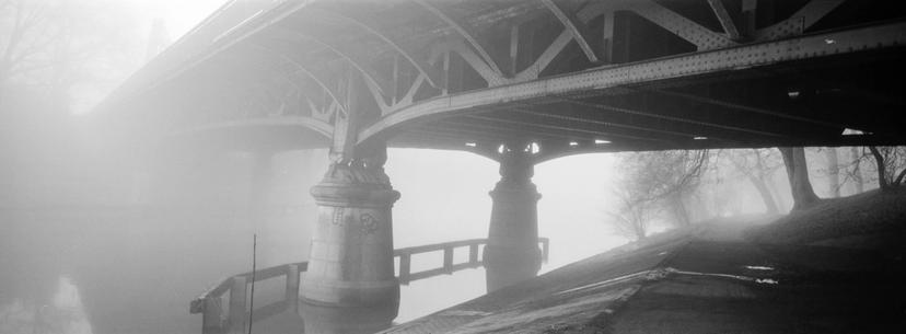 Held in silence day after day. | Hasselblad XPan mit Ilford FP4+ Film und Blaufilter Brücke über das Wasser im Nebel.