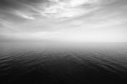 Himmel und Meer. Schwarzweiß Foto vom Meer mit Himmel.