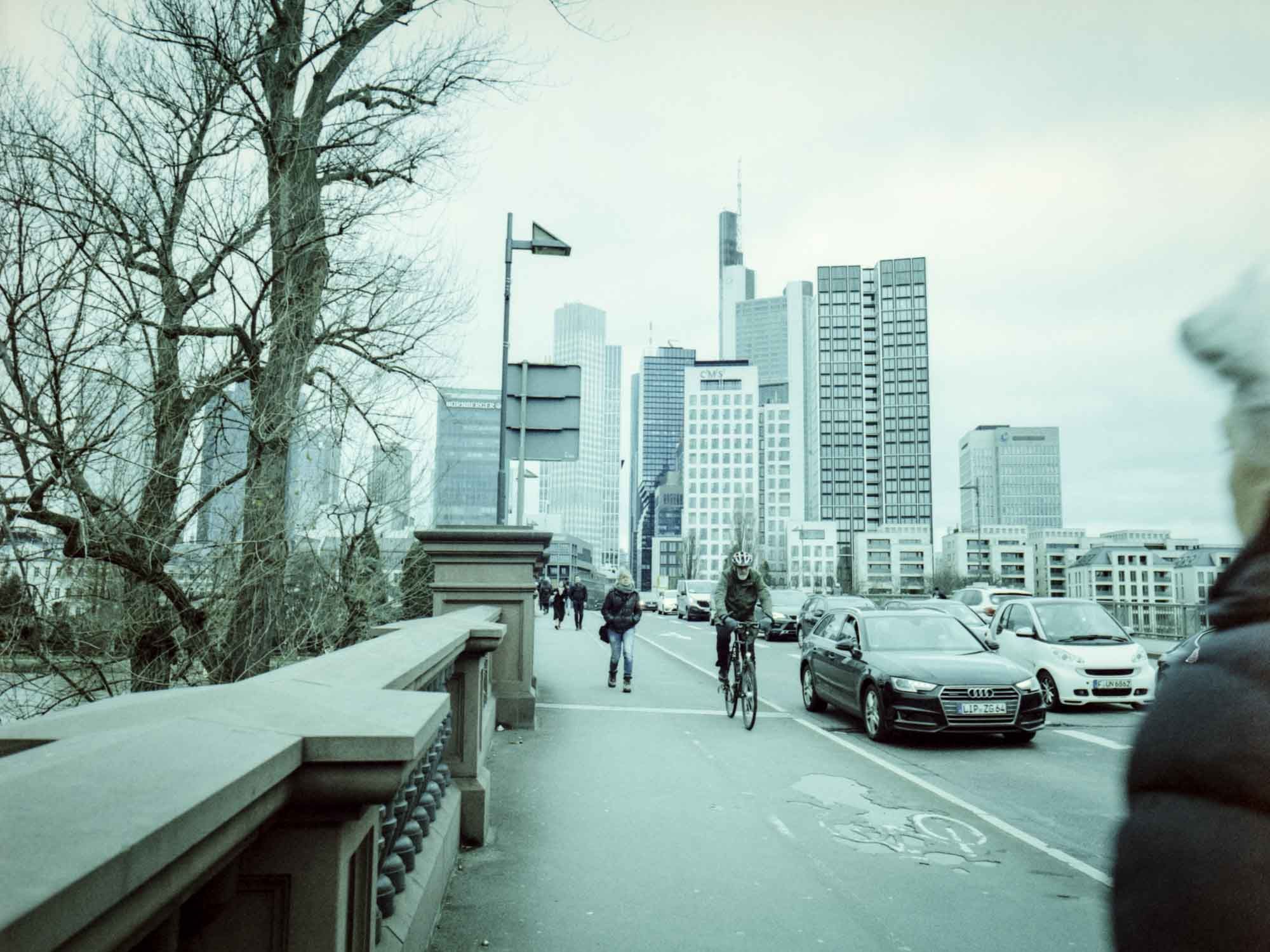 Straße mit Hochhäusern im Hintergrund.