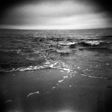 Mit den Wellen. | Ilford DELTA 400 Professional Wellen und die Ostsee.