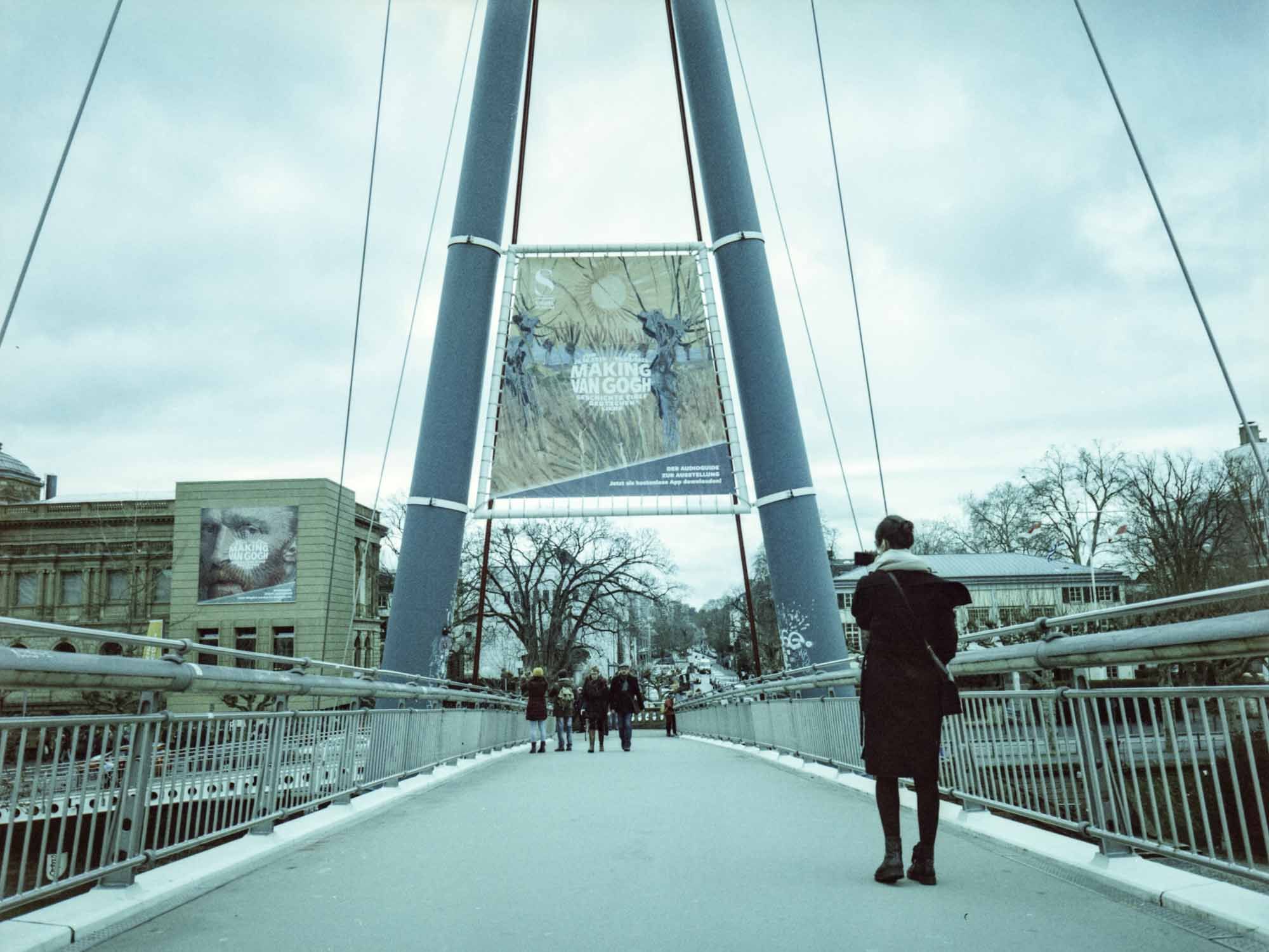 Auf der Brücke mit großem Banner der van Gogh-Ausstellung.