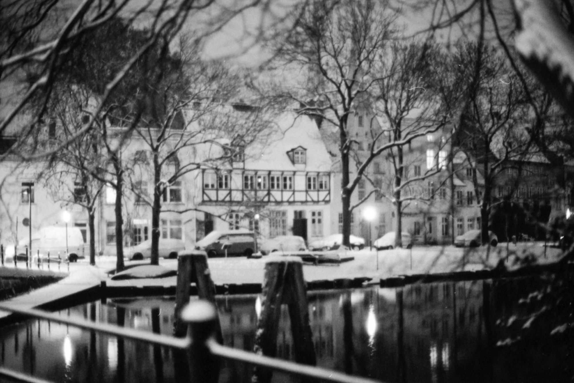 Verschneite Hausansicht am frühen Morgen.
