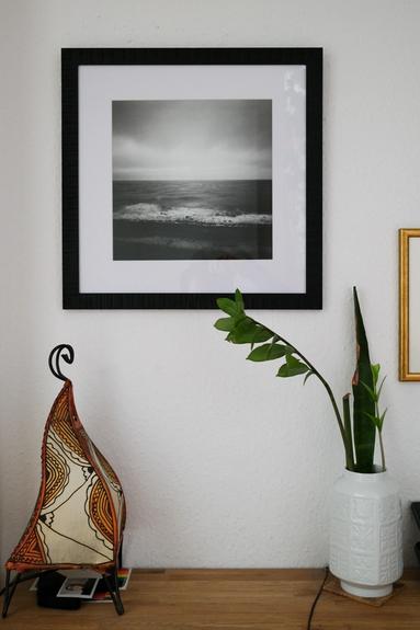 Bild gerahmt an der Wand. Schwarz-Weiß Bild gerahmt an der Wand.