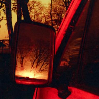 Bäume spiegeln sich im Seitenspiegel.