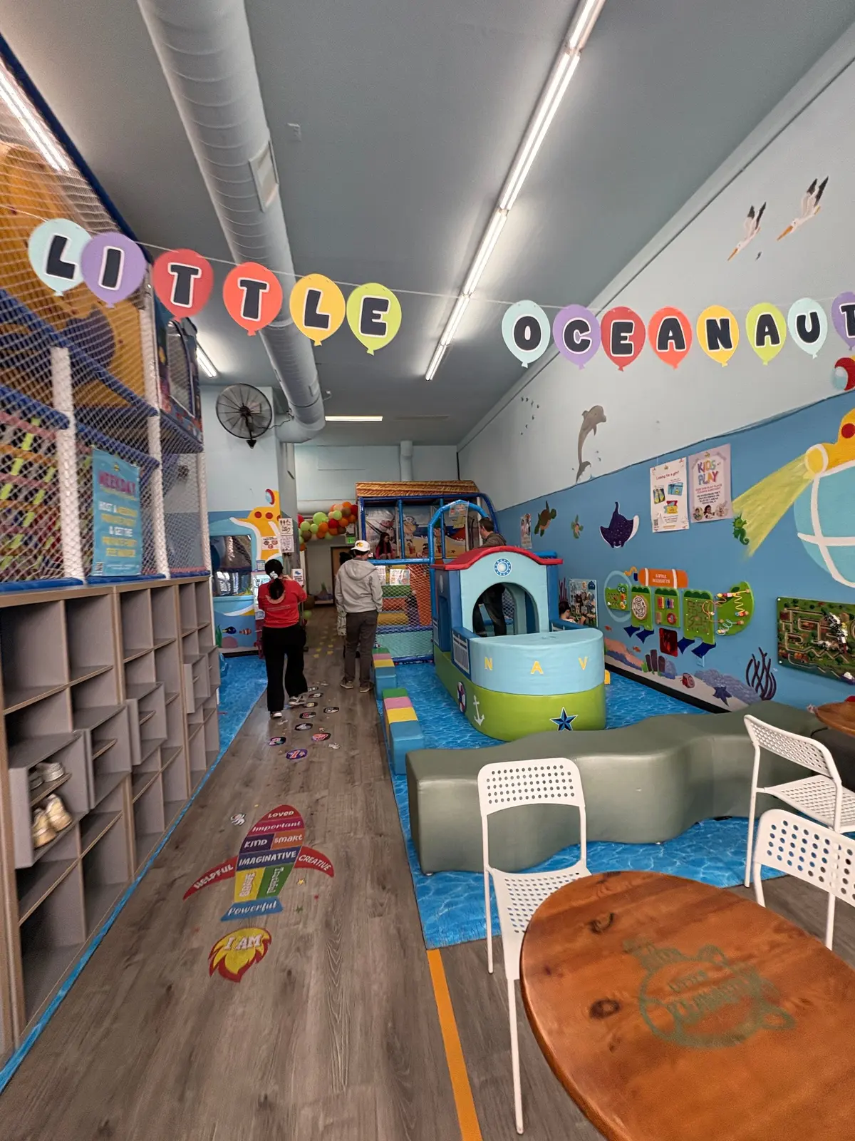 Entrance view, cubbies to put your shoes on the side