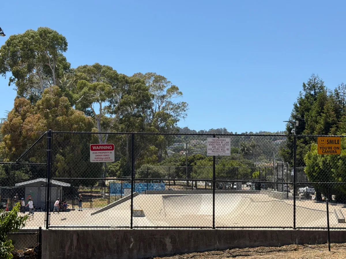 Fully enclosed skatepark