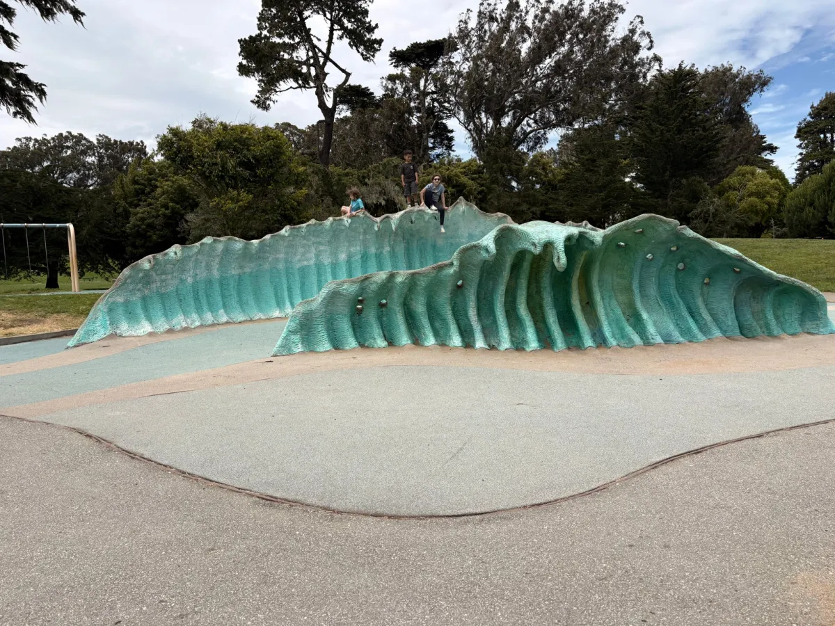 Waves climbing structure