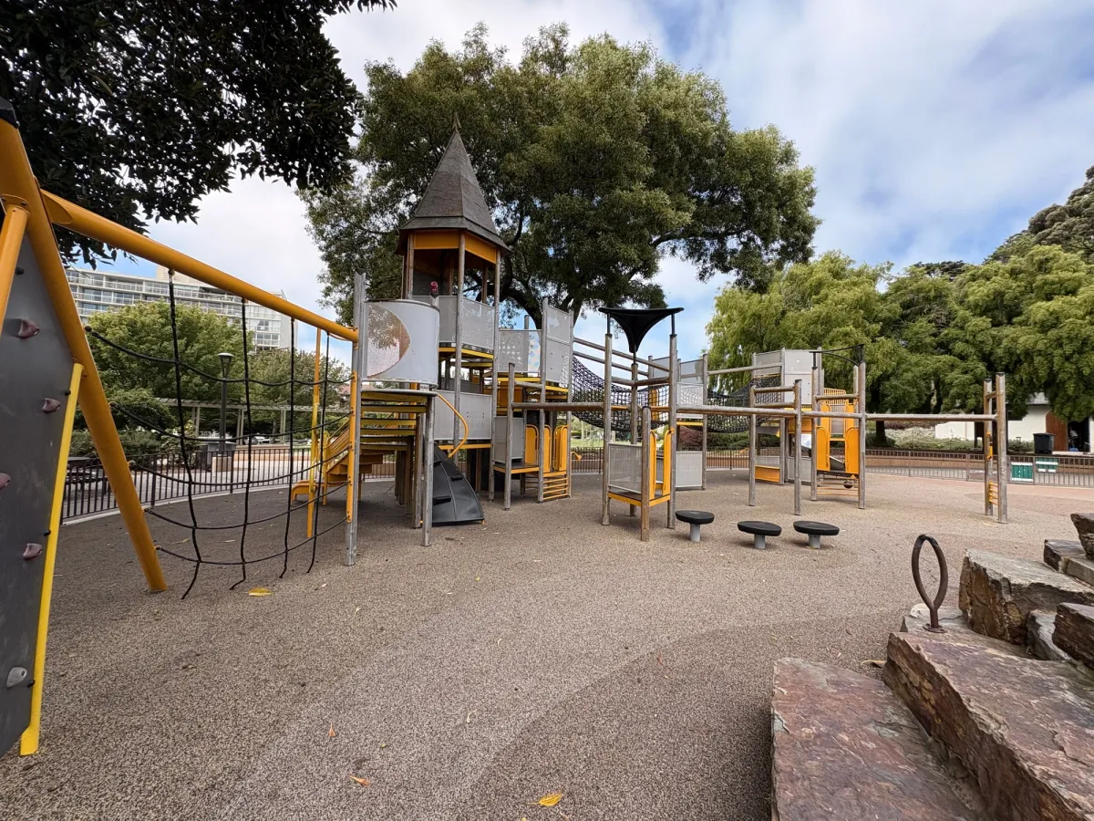 Bigger kid structure has a net bridge as well