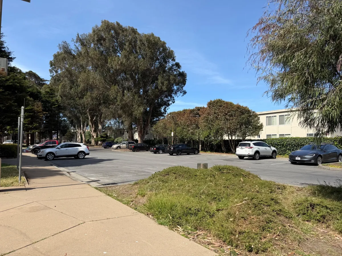 Several parking lots available at different sides of the park