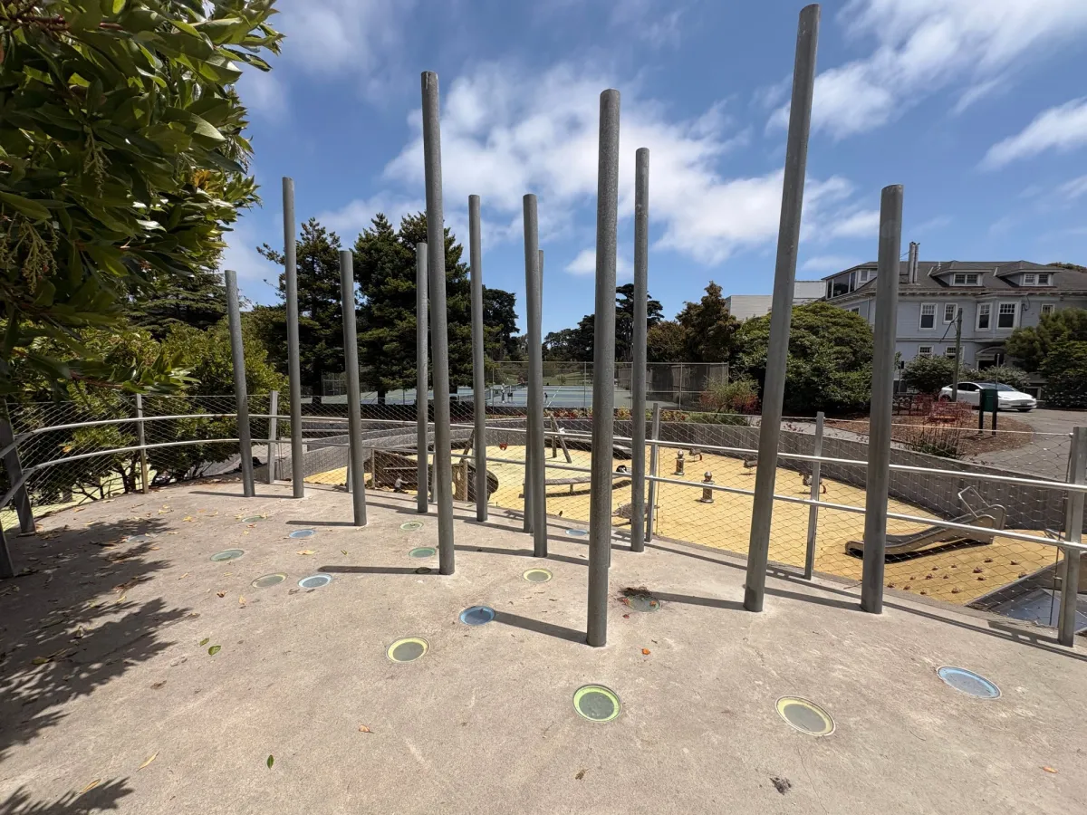 An interesting alcove above the park for kids to run around seeing a different view