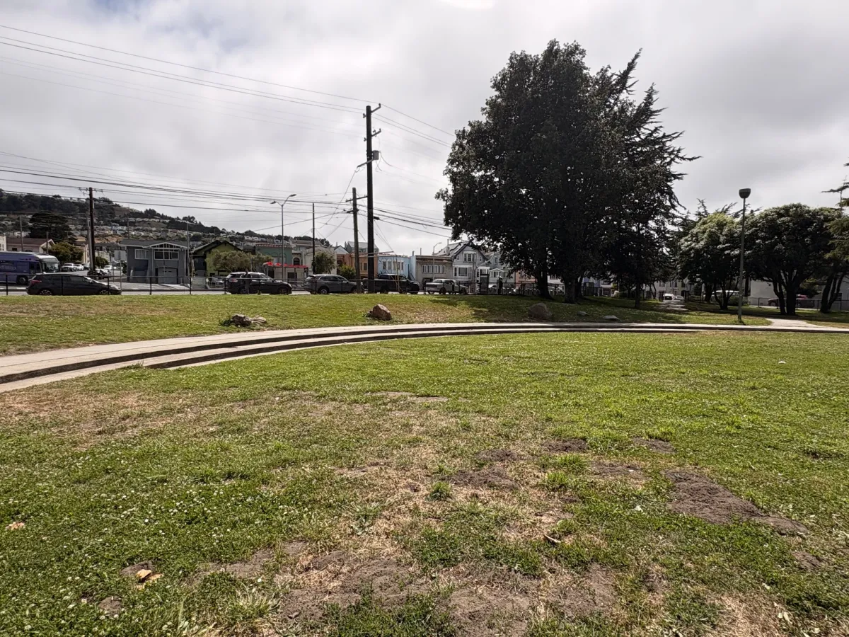 medium sized circular track that kids can practice biking or rollerskating in.  Goes through center of park though.