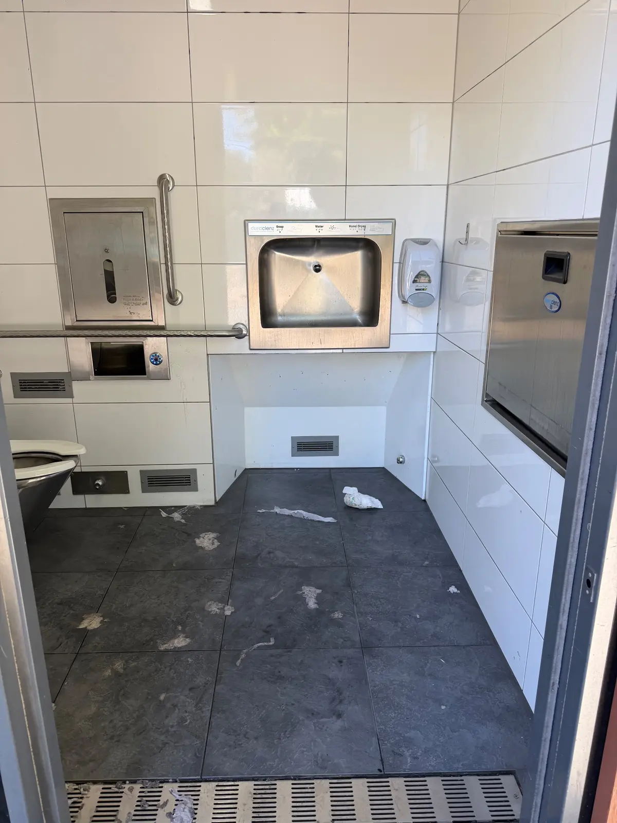 Fancy toilets (unfortunately dirty from heavy usage), plays music while in use and flushes only after washing hands or opening doors to leave 