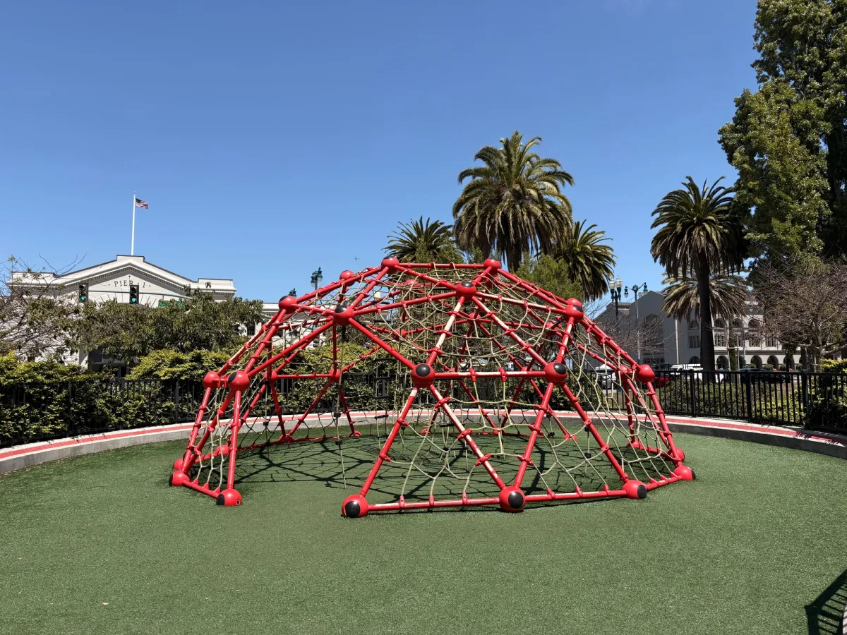 Giant structure for climbing
