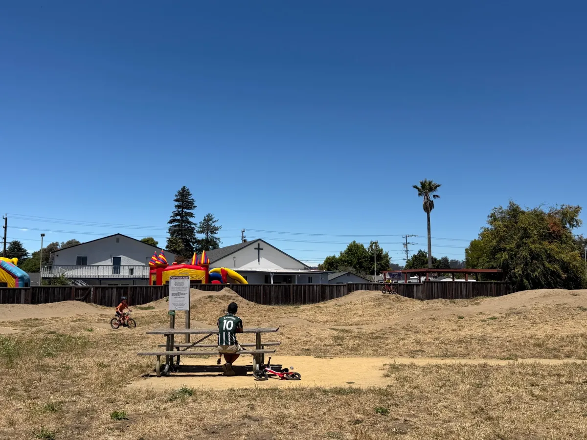 Bike pump track
