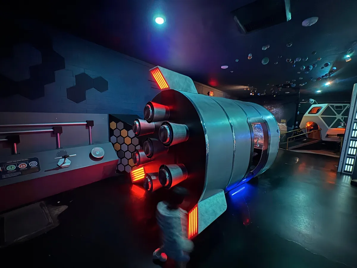 Rocket ship that you can absolutely go in to steer through meteors