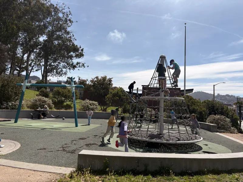 Regular swings and giant net spinner